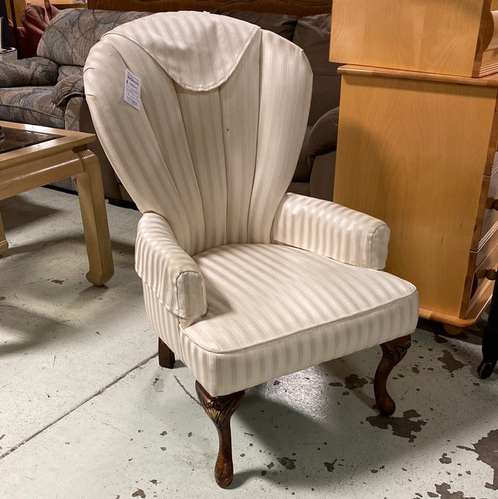 Shell back outlet chair